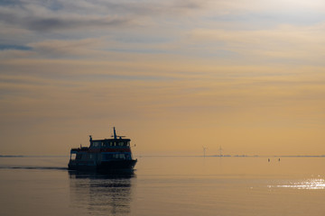 Ein Ausflugsboot auf dem IJsselmeer kehrt in den Hafen zurück