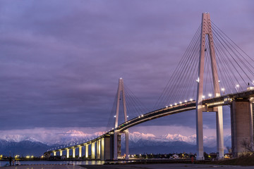 新湊大橋と白銀の立山連峰
