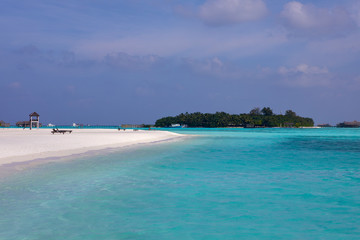 Fototapeta na wymiar The white sand of Paradise Island (Lankanfinolhu), Maldives