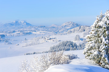 Fototapeta na wymiar traumhafte Winteridylle im Ostallgäu nahe des Forggensees