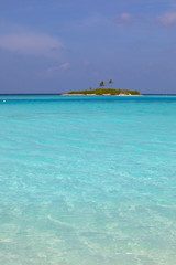 Obraz premium Island in front of Paradise Island (Lankanfinolhu), Maldives
