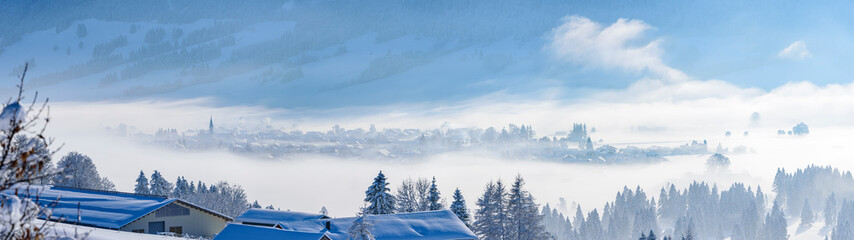 eisige Nebelschwaden über Trauchgau an einem Wintermorgen