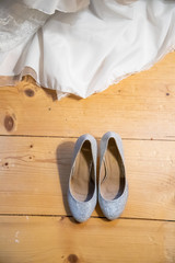 Fototapeta na wymiar Chaussure et robe de la marié juste avant la cérémonie de mariage