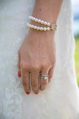 Détail de la robe de la marié le jour de son mariage