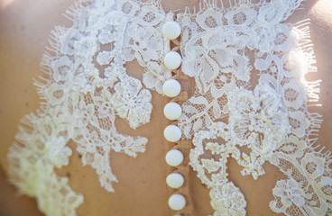 Détail de la robe de la marié le jour de son mariage