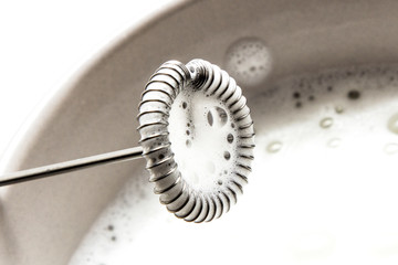 Machine for whipping foam in coffee