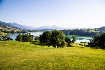 Paysage du lac de la gruy&egrave;re en Suisse