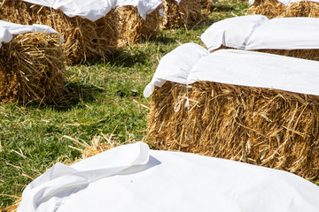 Bottes de foins le jour du mariage avec des balons
