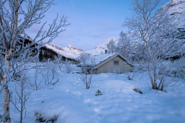 Winter in Norwegen, Hütte in verschneiter Berglandschaft