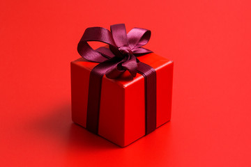 Obraz premium Red gift box on red background