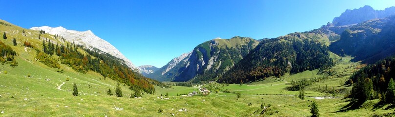Fototapeta na wymiar beautiful mountain panorama in Karwendel