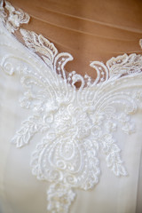 Détail de la robe de la marié le jour de son mariage