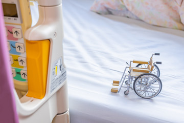 車椅子　介護　入院　老人　リハビリ　イメージ