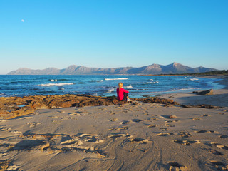 Mallorca - Frau an einem einsamen Strand