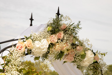 Décoration pour une cérémonie laïque le jour du mariage avec sa belle arche en fleurs