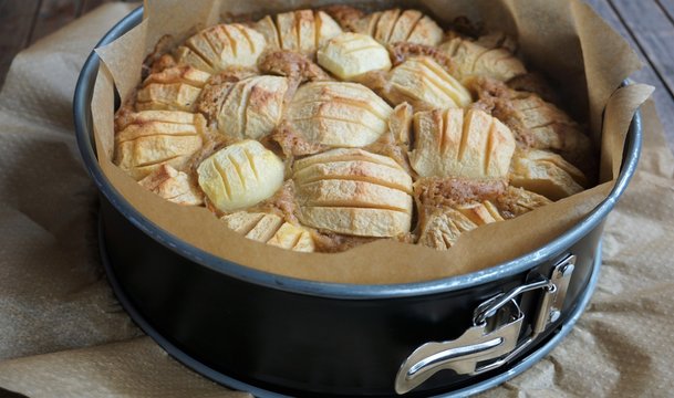 Versunkener Apfelkuchen, Els&auml;sser Apfelkuchen mit Boskop in der Backform, Springform - applecake