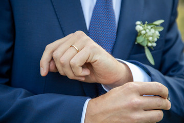 Obraz premium Détail du costard du marié le jour de son mariage