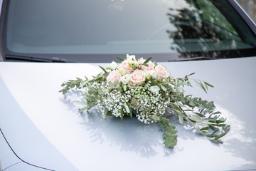Décoration de mariage sur le capot d'une voiture