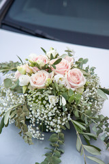 Décoration de mariage sur le capot d'une voiture