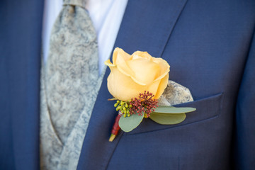 Détail d'un costard du marié le jour de son mariage