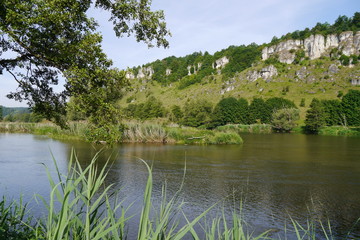 Naturschutzgebiet mit Wasser und Kalkfelsen bei Kallmünz