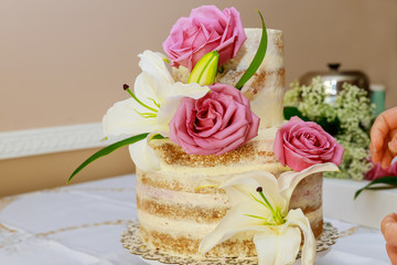 Obraz na płótnie Canvas Wedding naked cake decorated with purple roses.