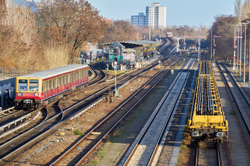 Fototapeta premium S-Bahn w Berlinie - dookoła stacji Neukölln i historycznych sygnałów kolejowych dalekobieżnych