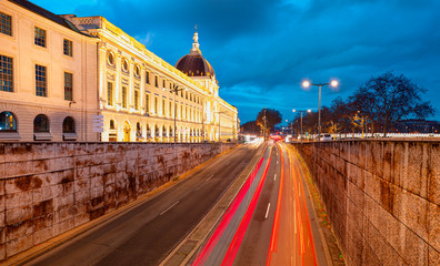 Obraz premium Long exposure photo of Grand Hotel Dieu with traffic on the move