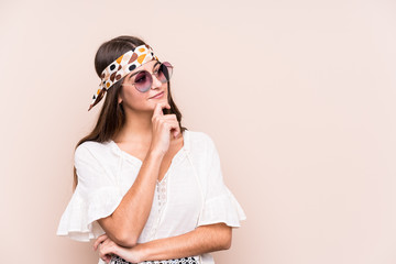 Young hipter caucasian woman isolated looking sideways with doubtful and skeptical expression.