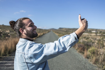 Fototapeta premium Hombre haciendo selfie
