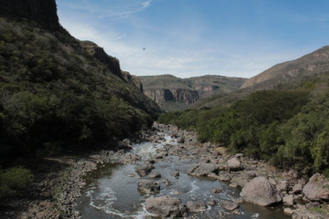 El rio debajo del barranco.
