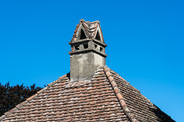 Kamin mit Giebeldach