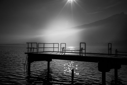 paysage noir et blanc autour d'un lac avec le ponton