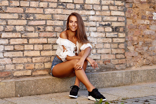 Street summer portrait of stylish beautiful tanned girl in casual clothes