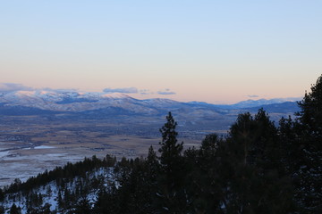 Obraz premium A view of fields near Lake Tahoe with view of Mountains.
