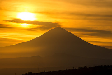 Volcán con esfera solar