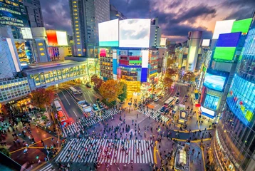 Poster Shibuya Crossing vanaf bovenaanzicht bij schemering in Tokyo © f11photo
