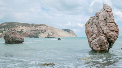 Naklejka premium Big Stones in a beautiful mlra with waves