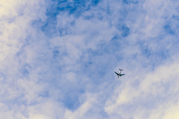 Silueta de un avión en un cielo de nubes