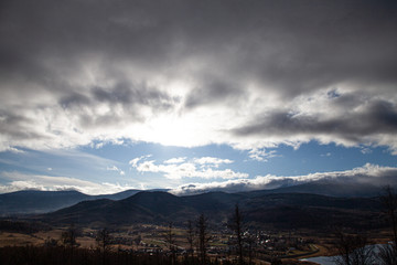 Niebo chmury i góry