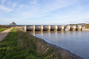 Fototapeta na wymiar Couesnon dam on the river near the Mont Saint-Michel