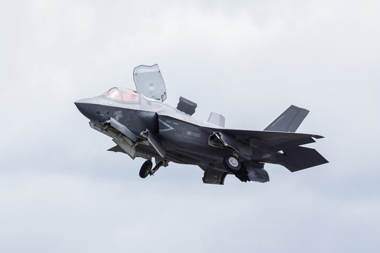 F-35B stealth fighter taking off