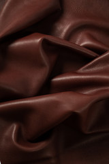 Texture cuir marron chocolat noir foncé plissé