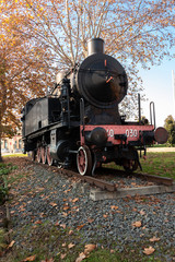 Obraz premium old steam locomotive on rail on display