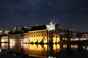 Naklejka premium Światła na budynku parlamentu o nazwie Binnenhof przy Hofvijver w centrum Hagi w Holandii