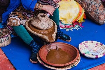 Mujer con tatuaje henna fabricando de jabón con semillas argán