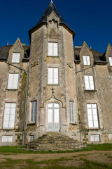 Fototapeta na wymiar devanture du château de Beaupuy vues des armoiries vendée france