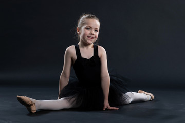 Obraz premium Portrait of young girl in dance outfit