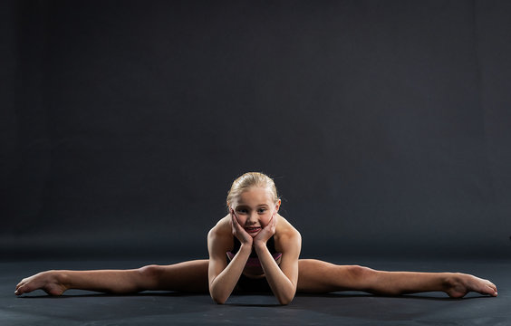 Portrait of young giril doing the splits