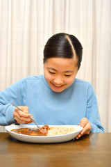 カレーライスを食べる女の子